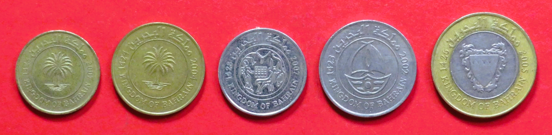 Bahrain - Set 3:  5/10/25/50/100 Fils (cursive script), 2002+, circulated (used / ss) "Kingdom of Bahrain"